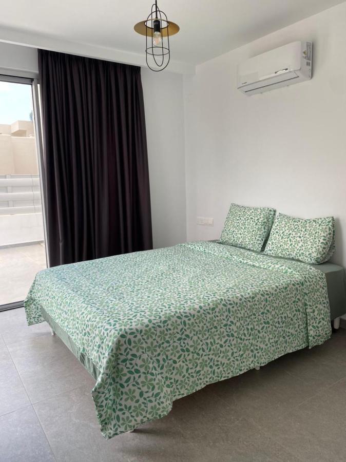 Sky Apartment On The Pool Айя Напа Екстериор снимка
