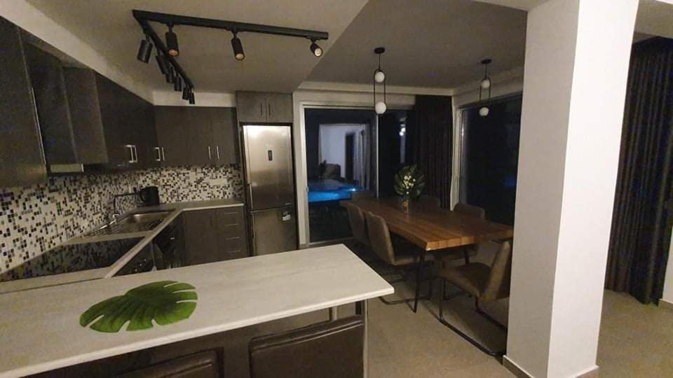 Sky Apartment On The Pool Айя Напа Екстериор снимка